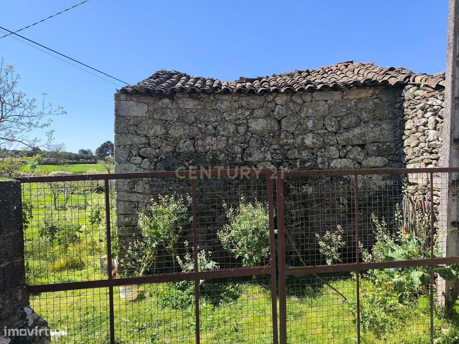 Casa antiga, em pedra de granito, com terreno, poço e árvores de fruto