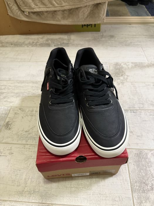 Взуття жіноче та чоловіче