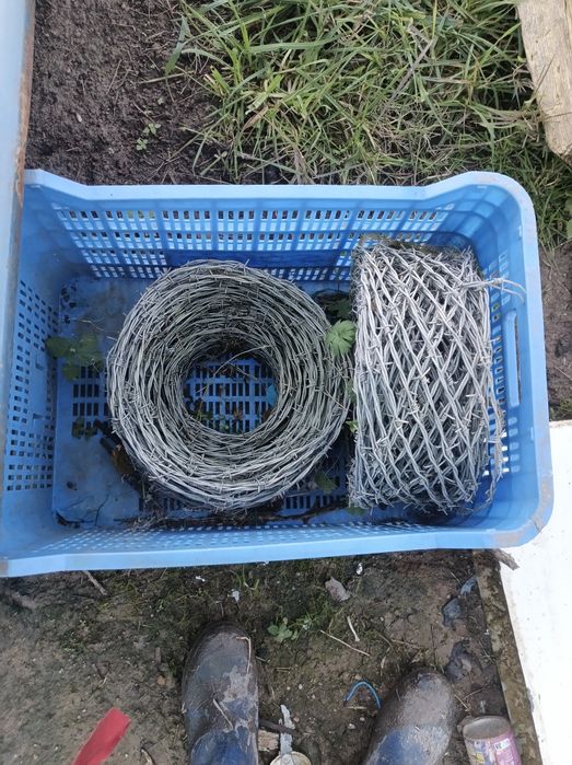 Tenho dois rolos de arame farpado novos para vender