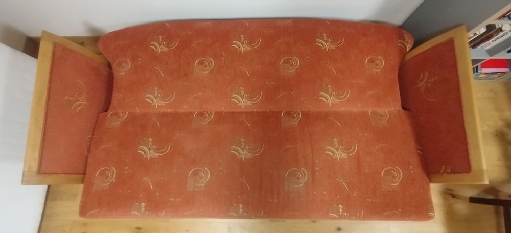 Rozkładana kanapa wyczyszczona tapicerka miejsce na pościel i fotel