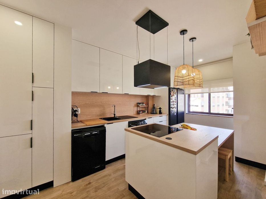 Amora - Apartamento de 4 assoalhadas com  113m2, RENOVADO recentemente — Amora, Setúbal