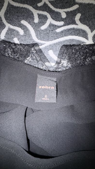 Camisola preta com alças rendadas