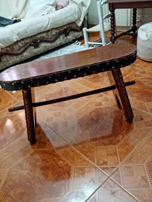 Banco pousa pés  este banco e feito em madeira de eu calipto vermelho com decorações em corda .peça única.