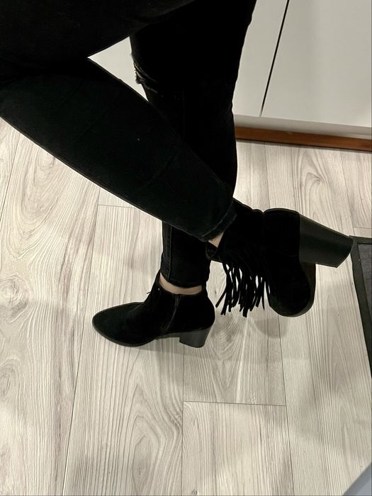 Botki zamszowe z frędzlami