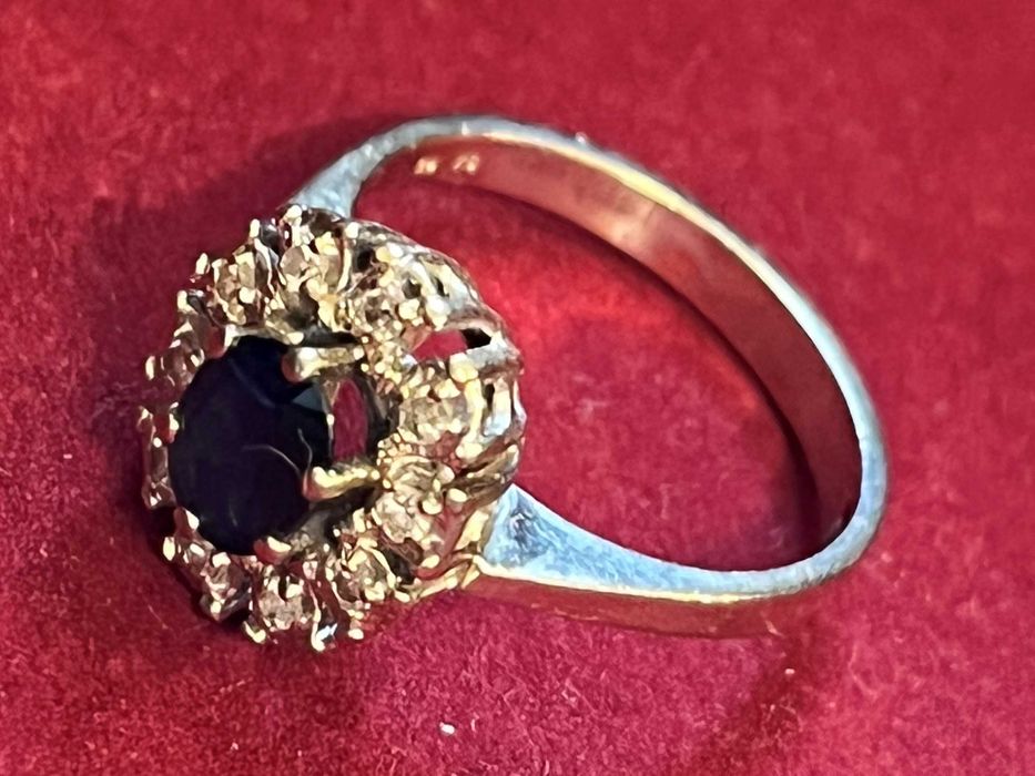 ANEL EM OURO BRANCO COM SAFIRA E BRILHANTES