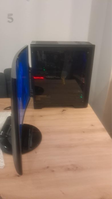 Komputer z monitorem i podstawką do monitora