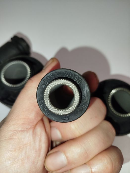 Сайлентблоки avensis t22