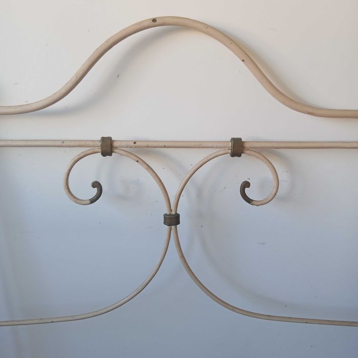 Cama solteiro em ferro