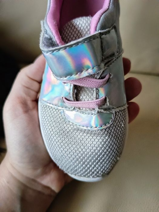 adidasy dziewczęce r. 25, dł. wkladki- 16 cm, leciutkie