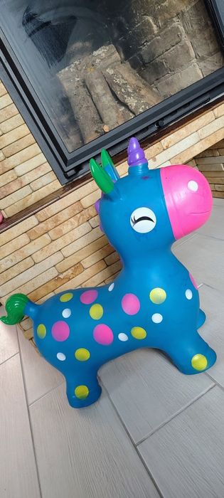 Коник стрибунець Єдиноріжка