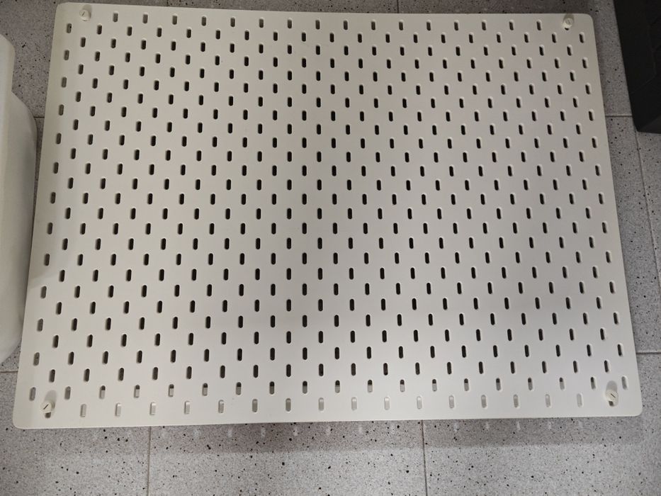 Painel branco perfurado IKEA SKADIS c/vários acessorios