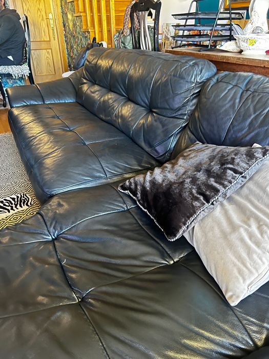 Sofá confortável em pele preto, com chaise long