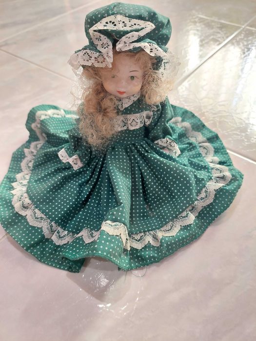 pequena boneca porcelana