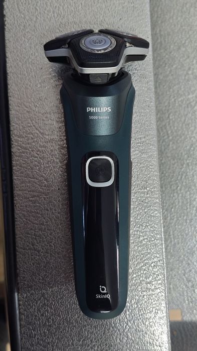 Електробритва Philips моделі S5884.