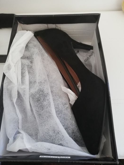 Sapato alto em camurça