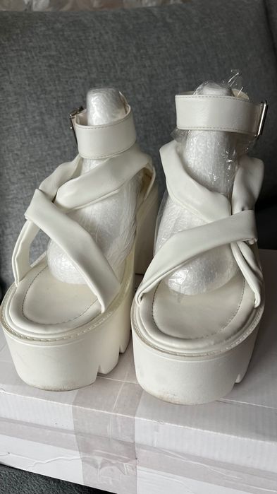 Ładnie sandały białe