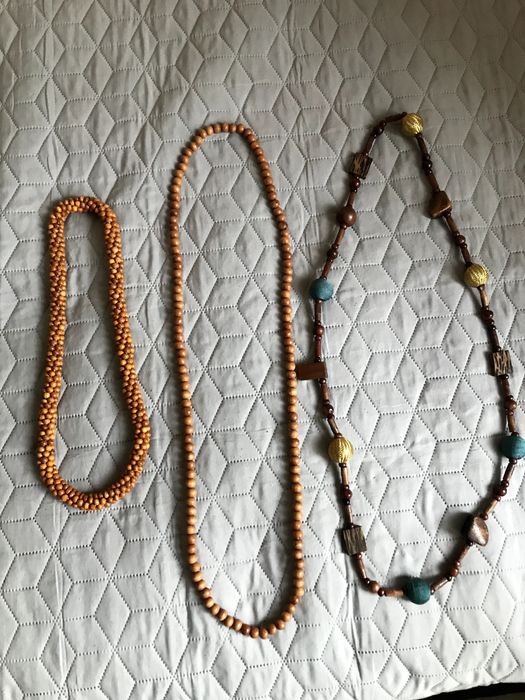 Naszyjniki z drewnianych elementów