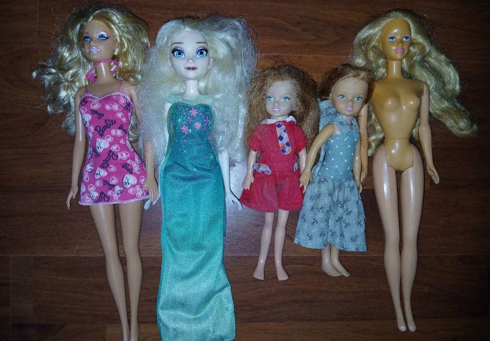 Bonecas Barbie e mais outras