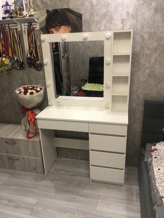 Макияжное, визажное зеркало, стол бровиста.Туалетный, гримерный столик