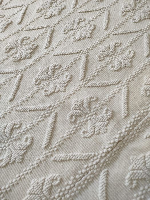 Colcha branca bordada