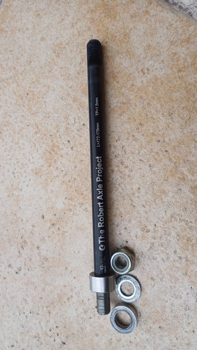 Eixo passante para atrelado de bicicleta