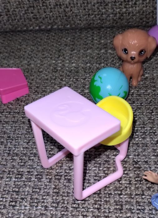 Irmãs da Barbie com móveis