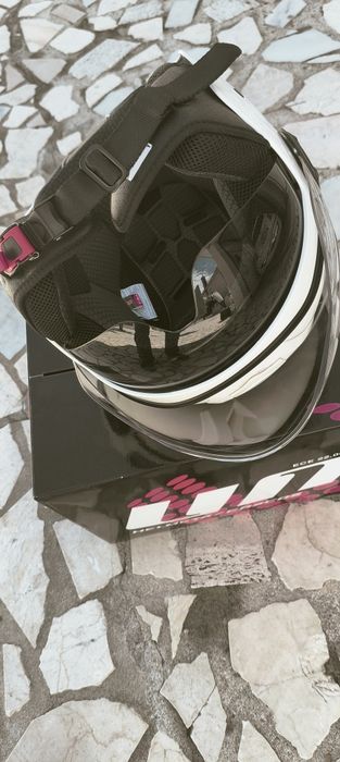 Capacete branco com viseira