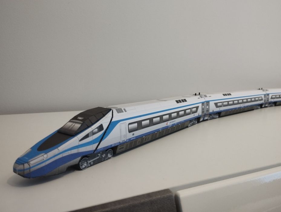 PENDOLINO IC PKP Intercity model kartonowywagon ciężarowy. skład o