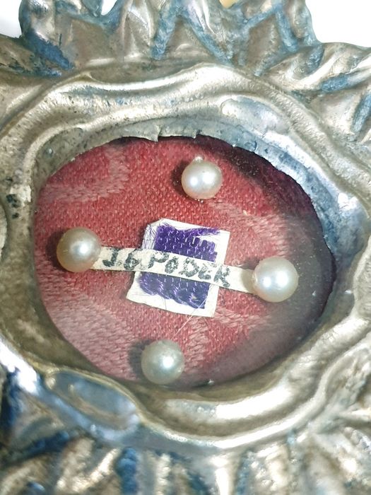 Pequeno antigo relicário com cápsula em metal