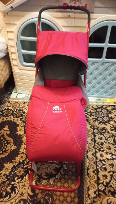 Санки с чехлом и родительской ручкой. Малиновые.