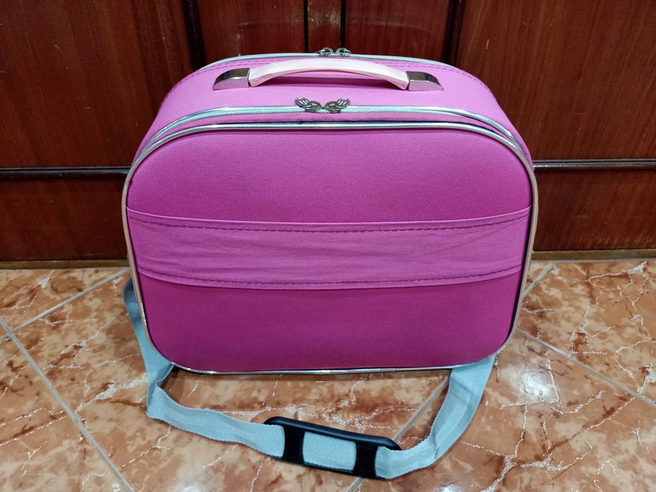 Mala malas neceser tiracolo frasqueira de viagem casa quarto apartamento vivenda carro cozinha escritório gabinete sala.