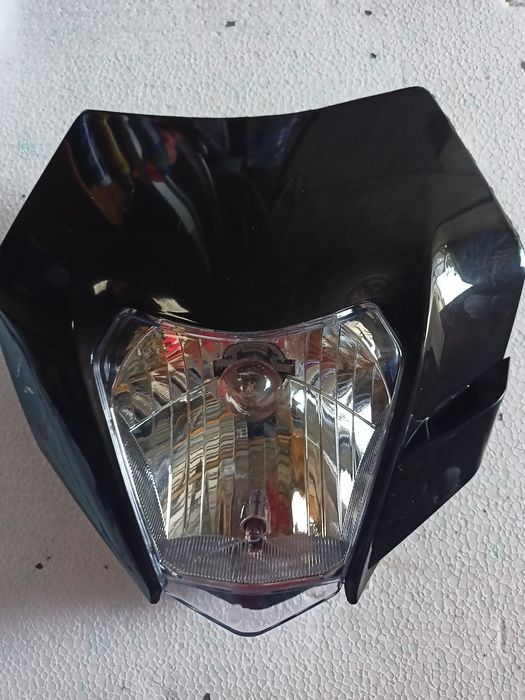 Lampa uniwersalna z owiewką