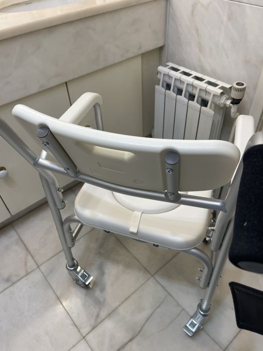 Cadeira sanitária de 4 rodas