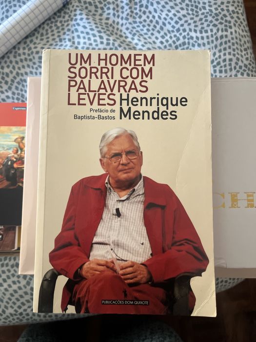 Um homem sorri com palavras leves de henrique mendes