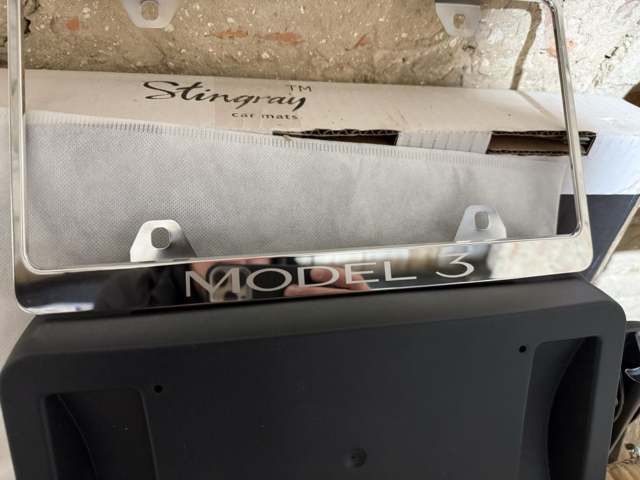 Рамка номера tesla model 3 і подіум під номер оригінал