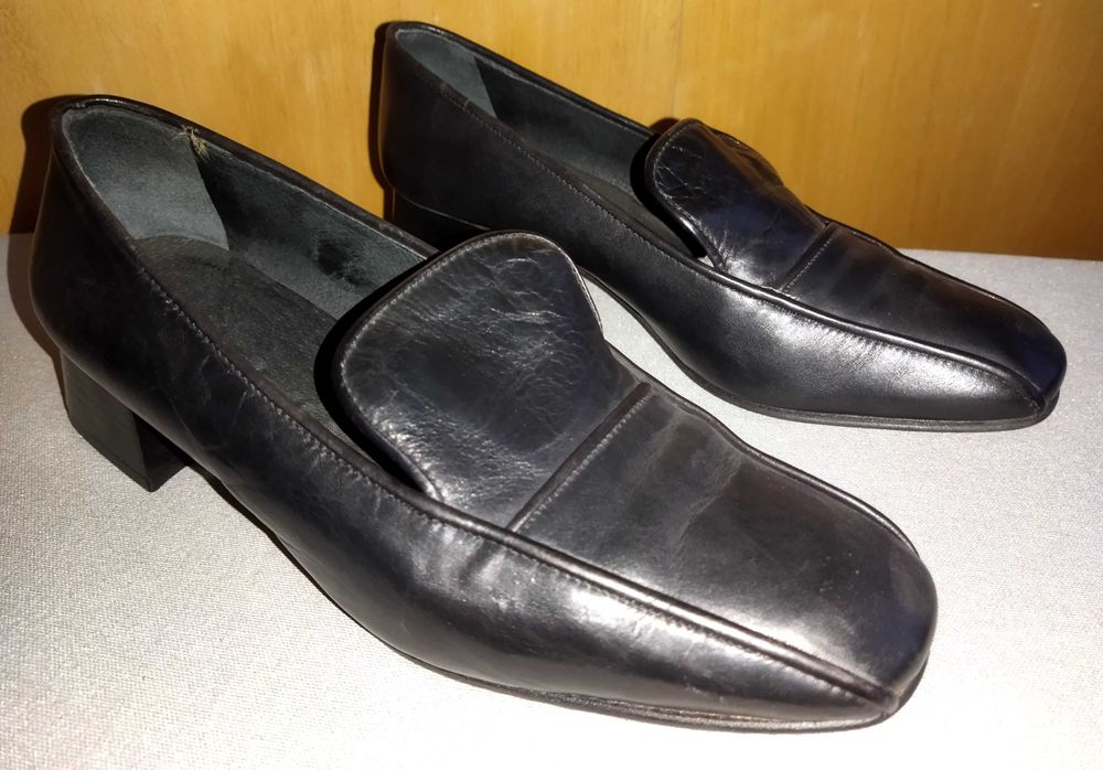 Vendo sapatos pretos em pele