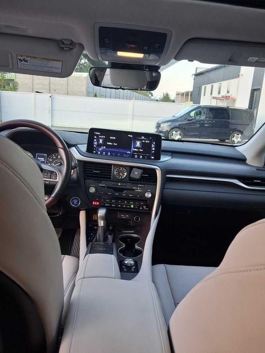 Обміняю преміальний гібрид на інше авто, нерухомість.