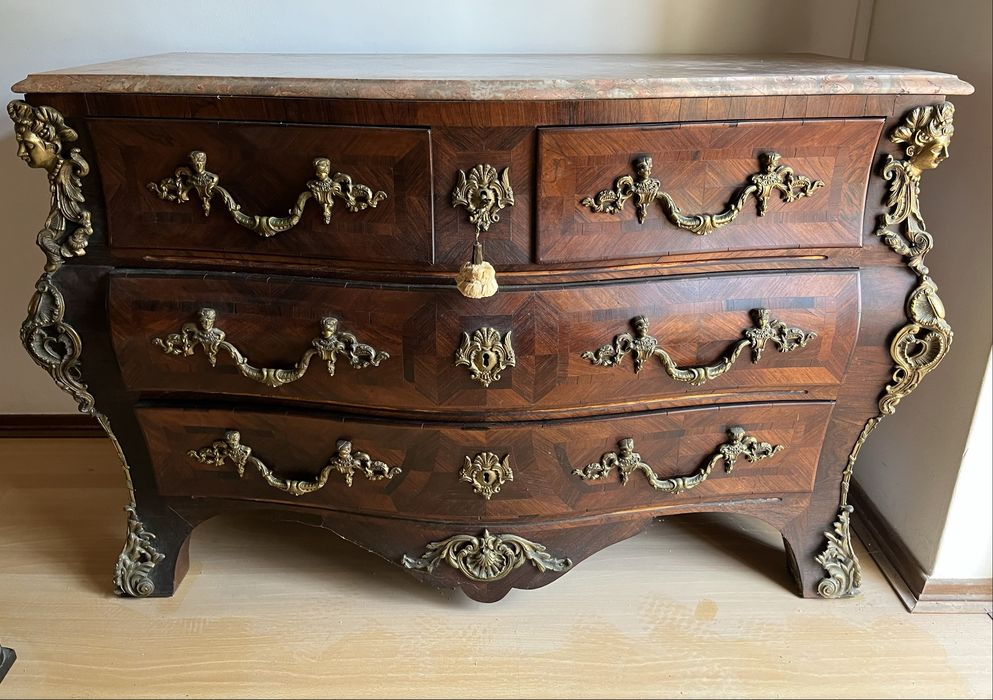 Cómoda antiga estilo Luis XV