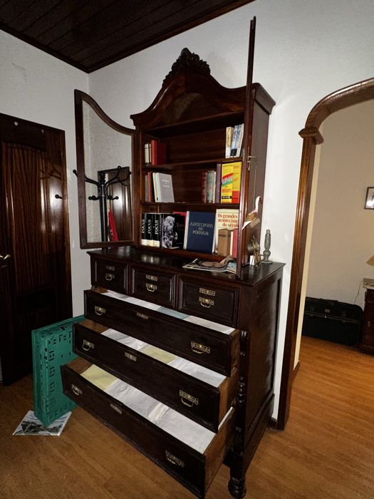 Vendo cómoda em madeira com estante superioi