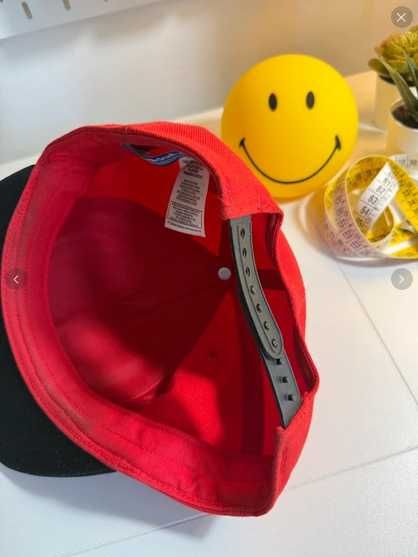 Boné Adidas Vermelho e Preto Ajustável