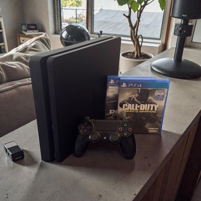 PS4 Slim 500GB revisado + comando original + COD Infinite Warfare e PES 2019 – pronto a jogar já