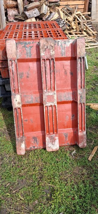 Palety plastikowe 120x80 w dobrym stanie