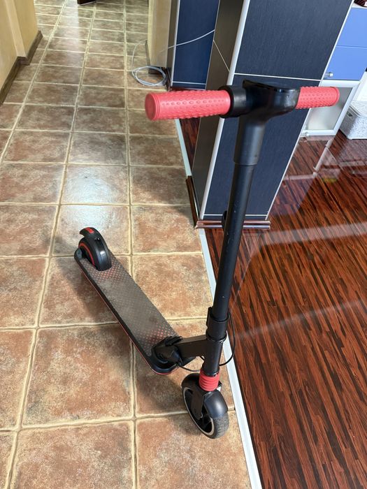 Дитячий електросамокат