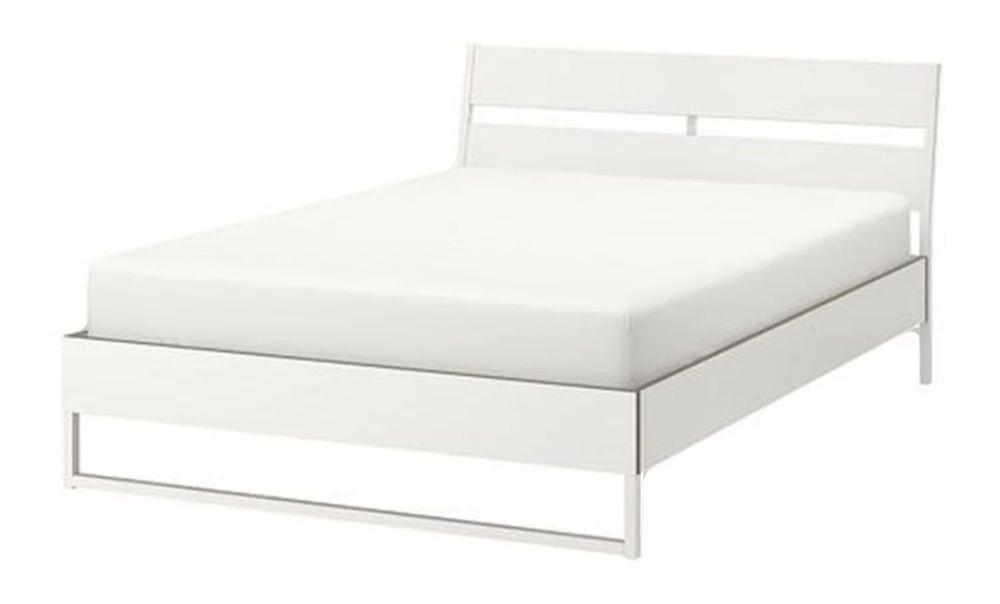 Cama + 2 mesas cabeceiras Ikea