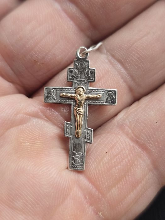 Золотиї хрестик з золотю ставкою розпятя  Ісуса хреста