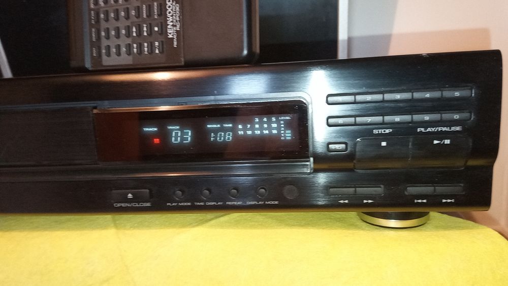 Leitor de Cd's kenwood com comando.