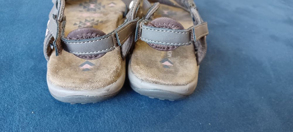Sandały Skechers.