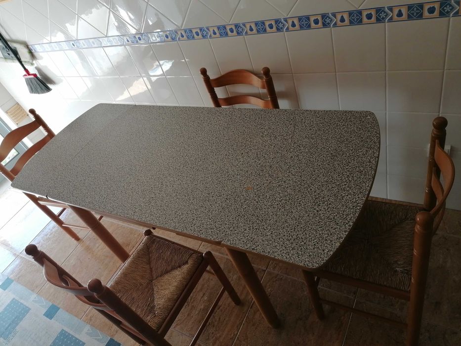 Mesa e 4 cadeiras
