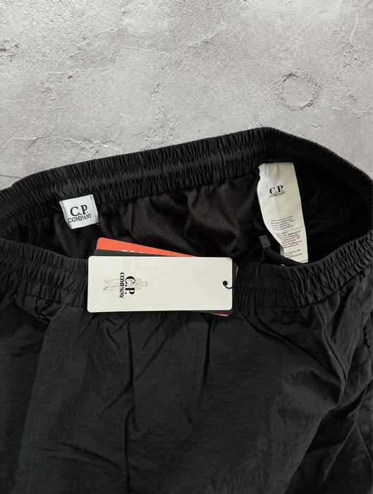 В наявності!                                        Нейлонові шорти CP Company                          Чорний, Хакі