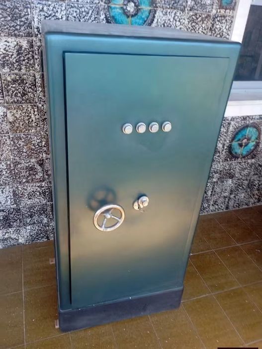Vendo este cofre muito bonito bom estado com segredo com chave